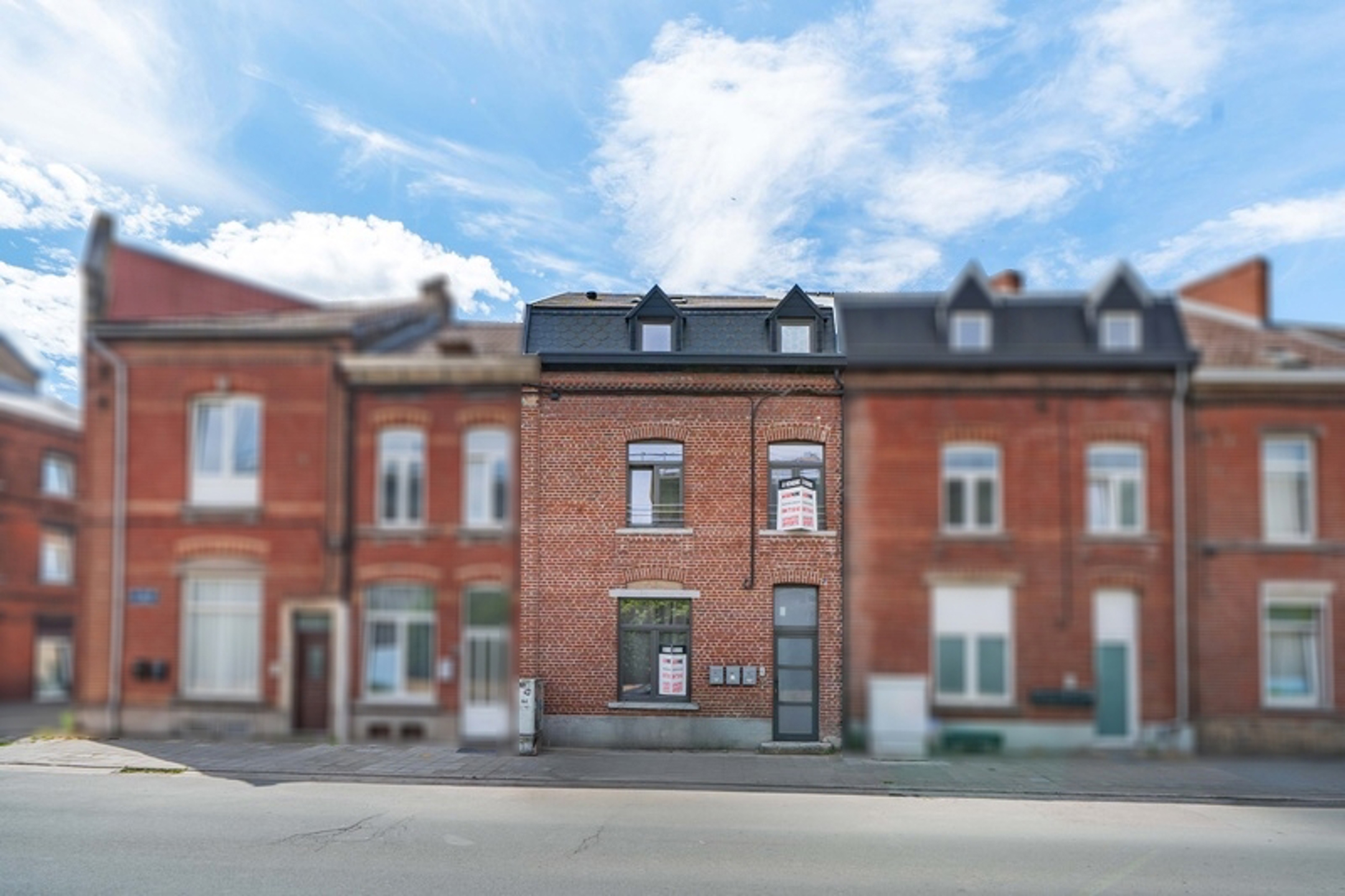 Photo maison Bel immeuble rénové de trois appartement 1 chambre. 