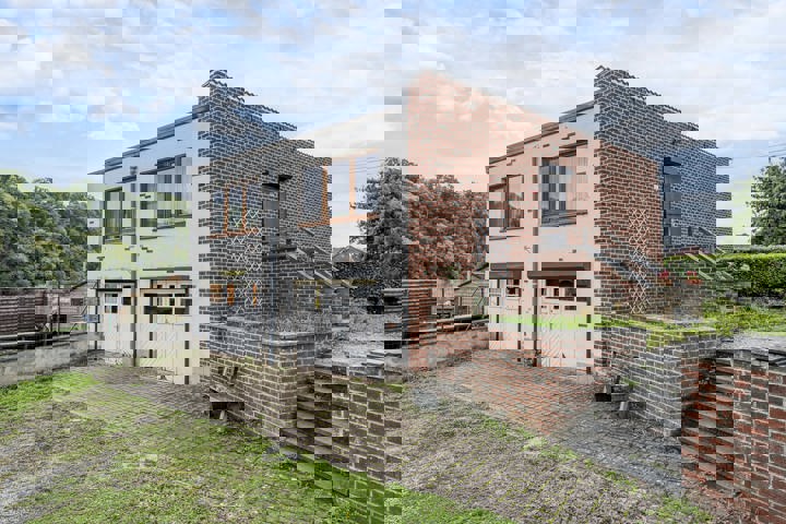 Maison sous-option à Agimont