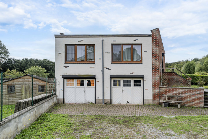 Maison sous-option à Agimont