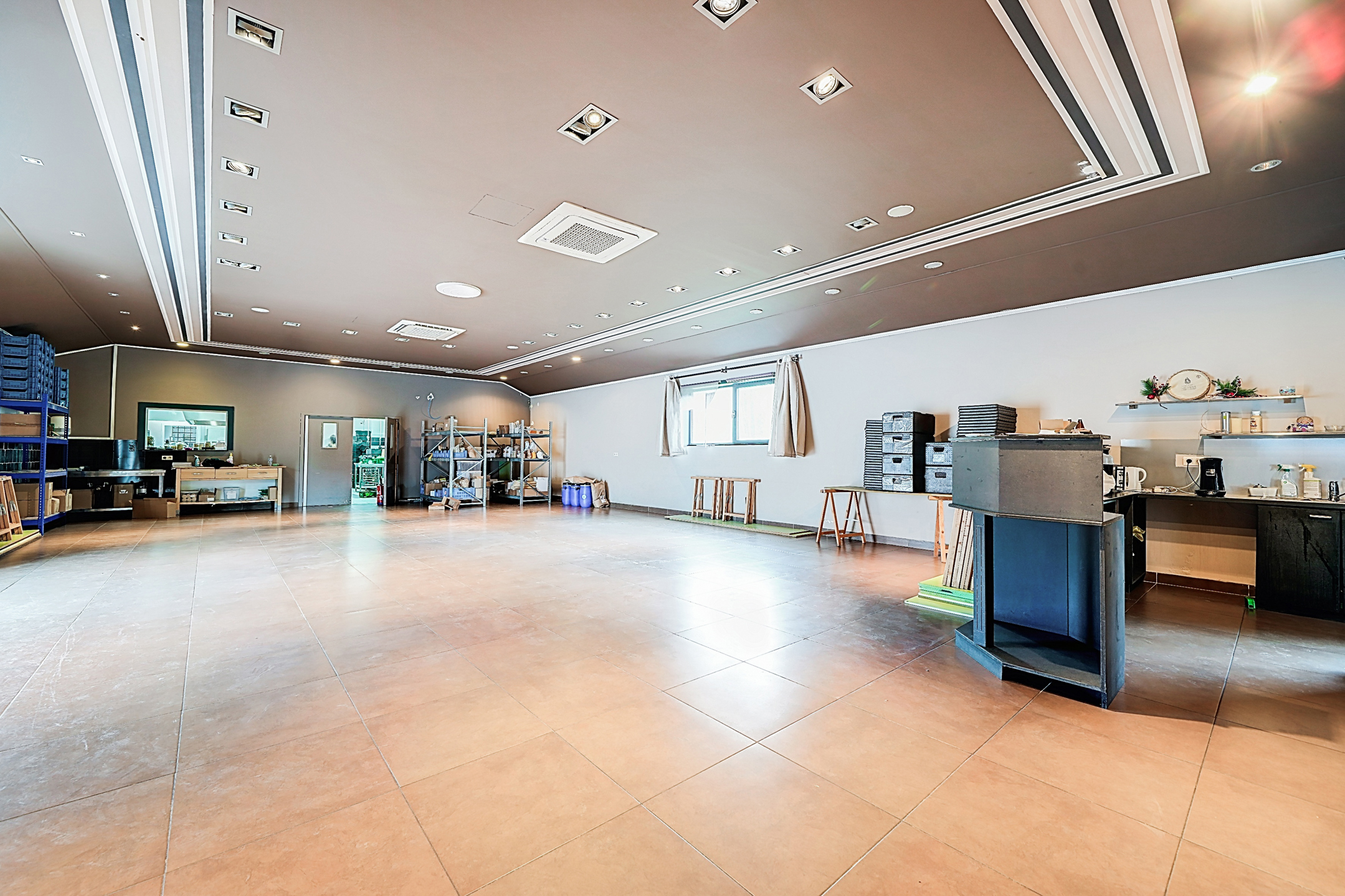 Photo commerce Immeuble commercial avec de belles surfaces 