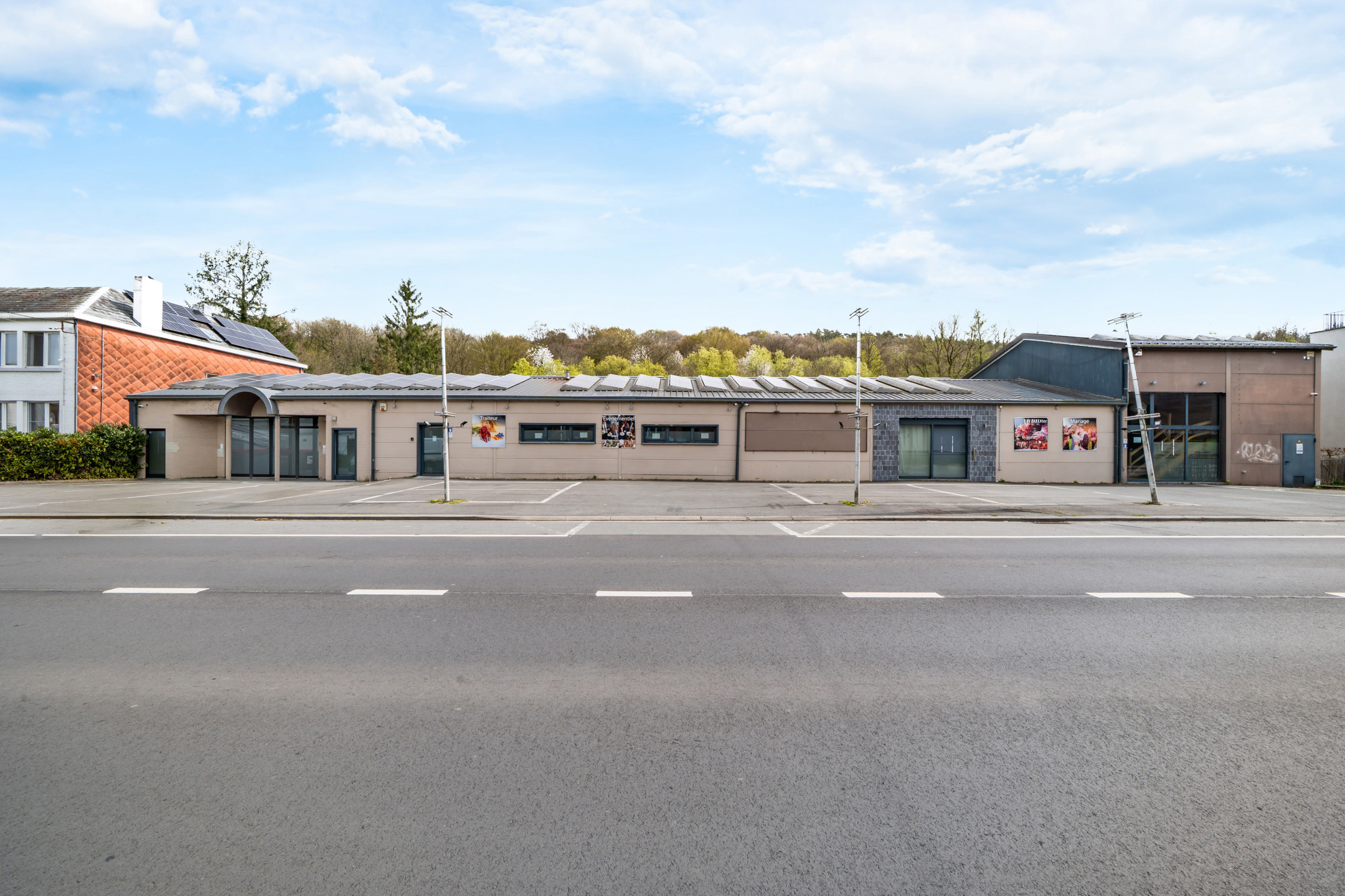 Photo commerce Immeuble commercial avec de belles surfaces 