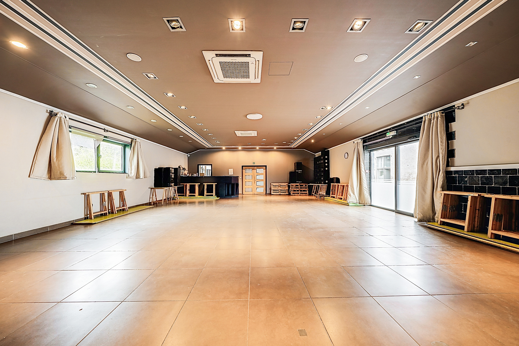 Photo commerce Immeuble commercial avec de belles surfaces 