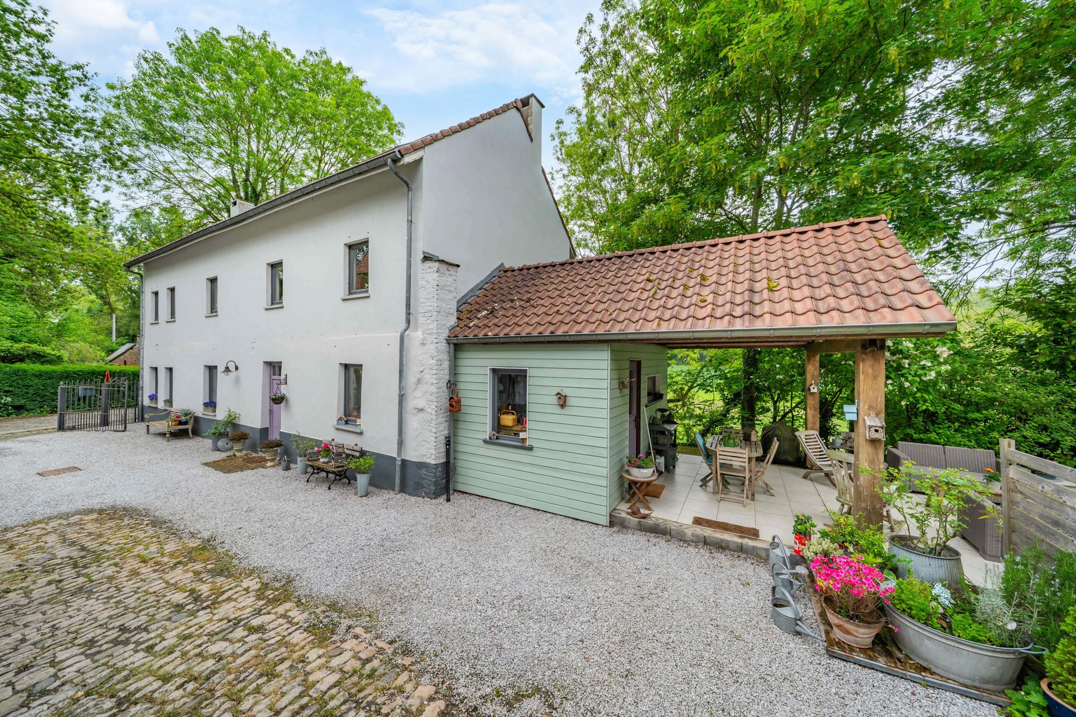 Photo maison Villa et dépendance dans un écrin de verdure 