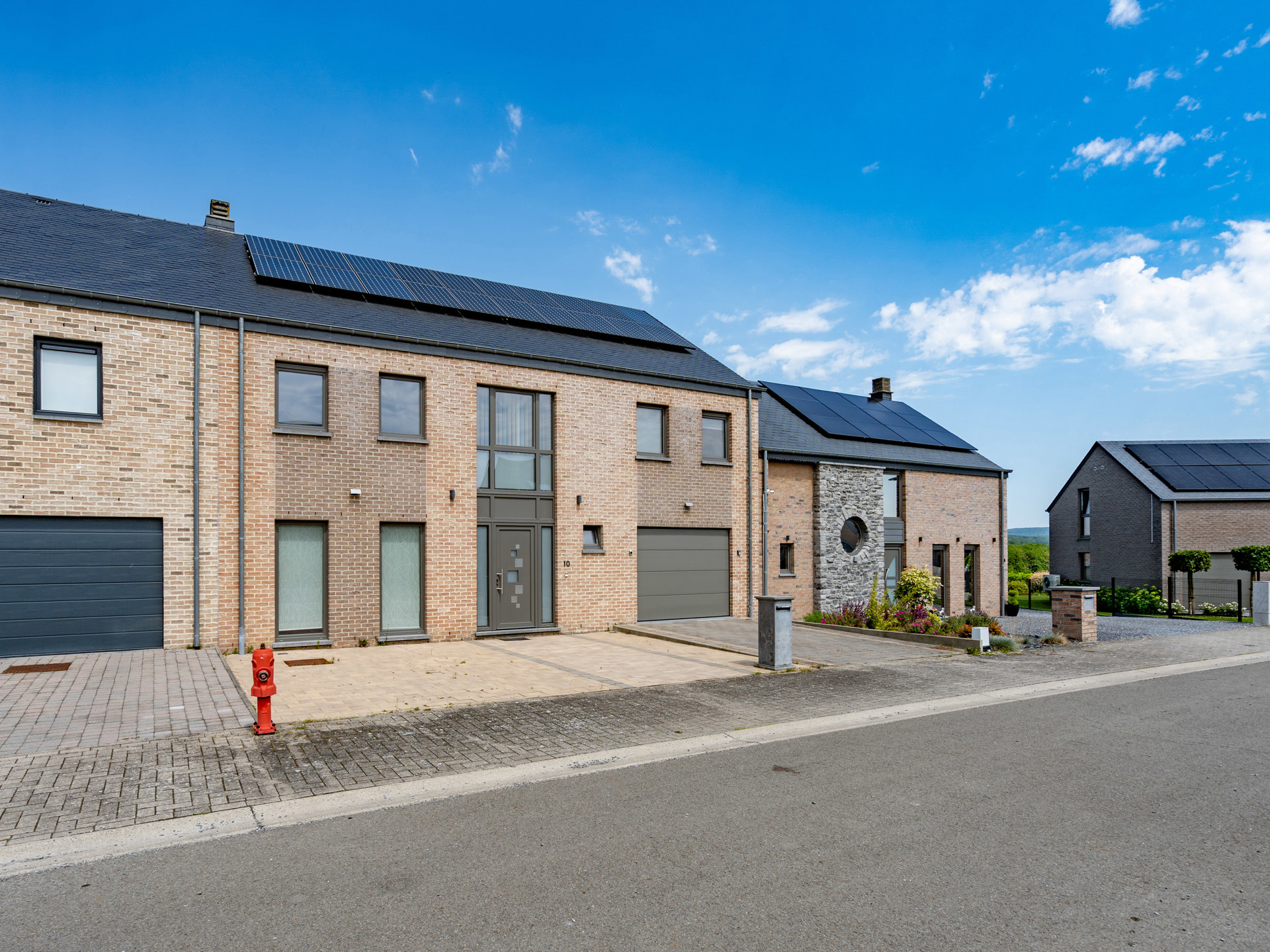Photo maison Vaste maison avec grand jardin et garage traversant 