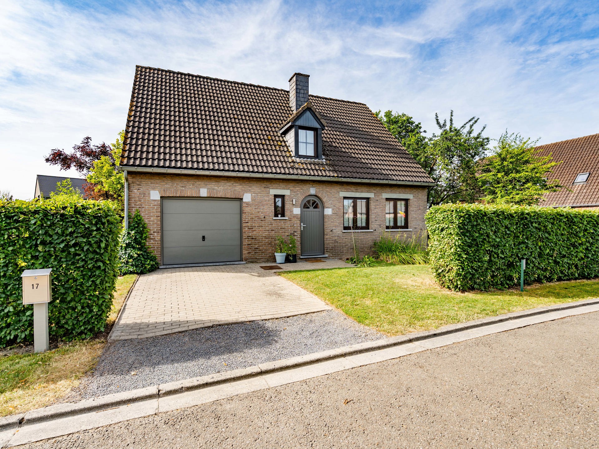 Photo maison Charmante villa 4 façades avec jardin et garage 