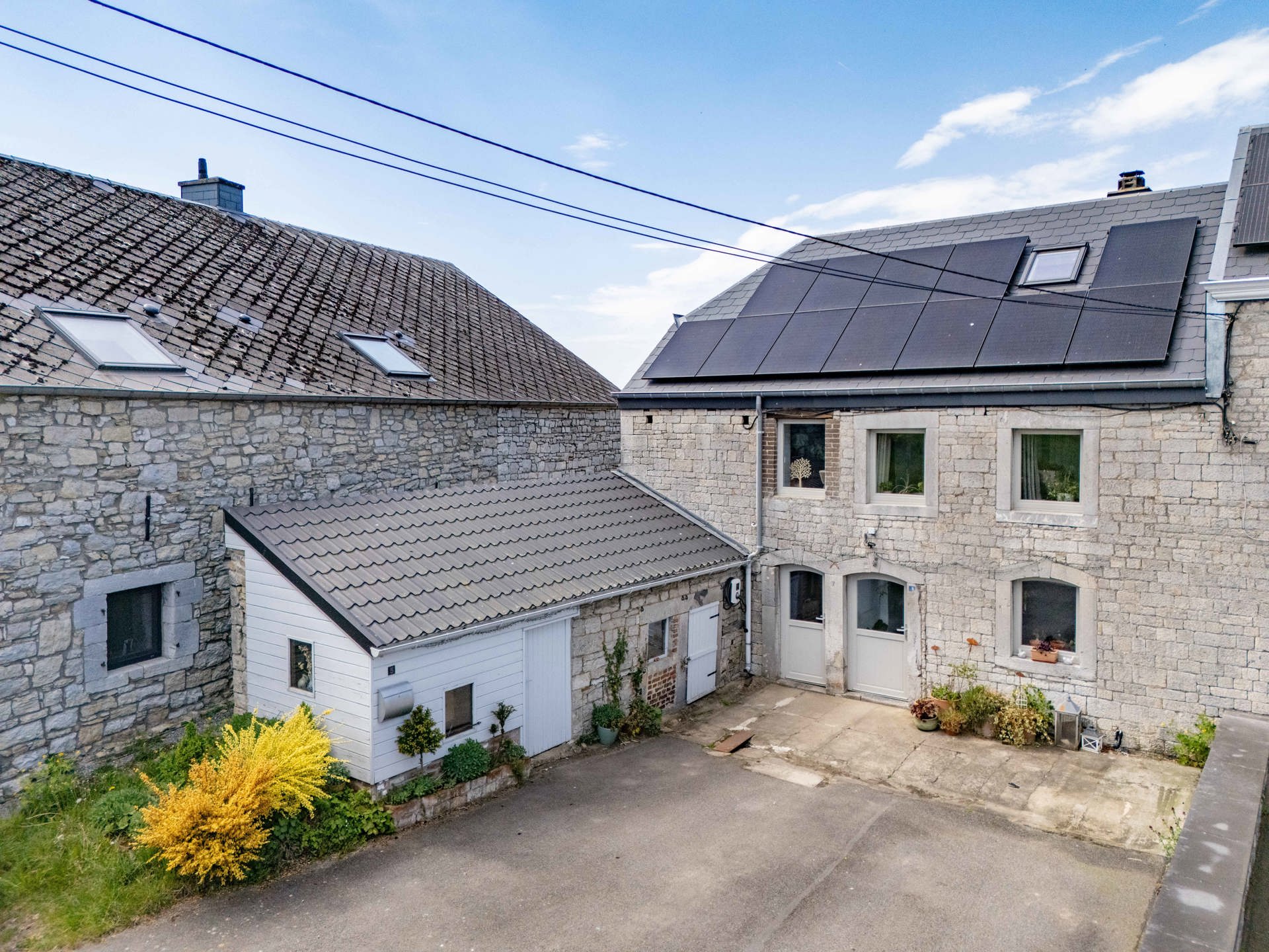 Photo maison Charmante maison en pierre peu énergivore et avec jardin 