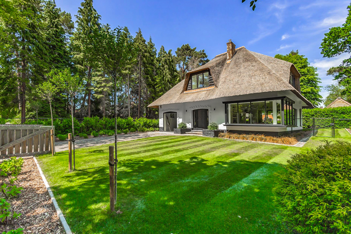 Recent gerenoveerde rietgedekte villa vooraan Schilde dorp!
