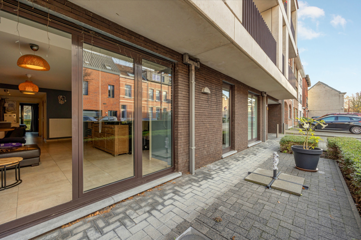 Gelijkvloers app met 2 terrassen en garagebox