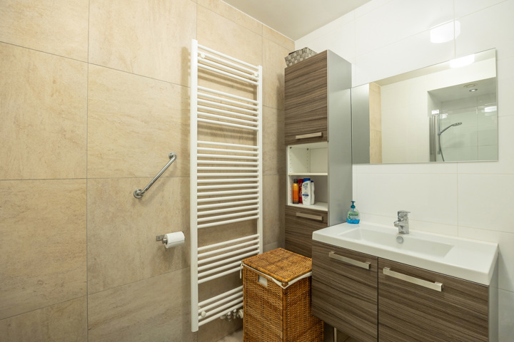 Gelijkvloers app met 2 terrassen en garagebox