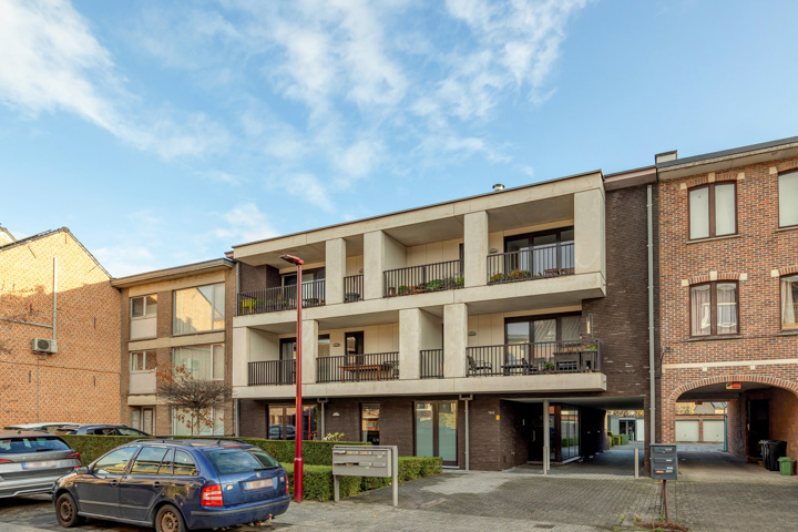 Gelijkvloers app met 2 terrassen en garagebox