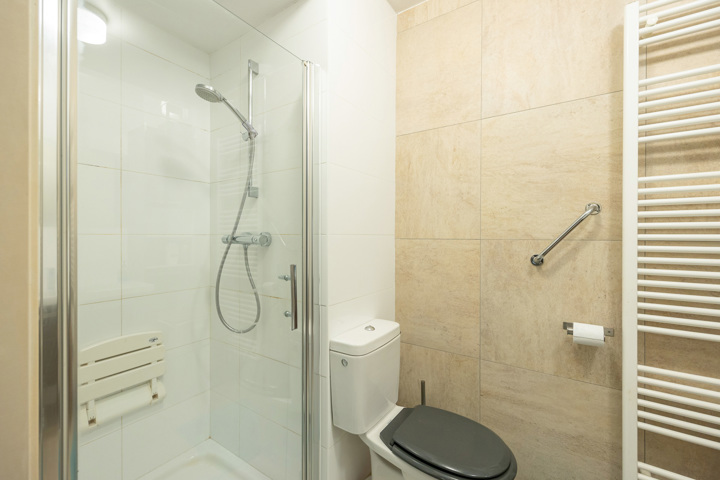 Gelijkvloers app met 2 terrassen en garagebox