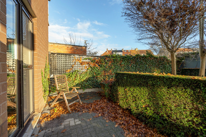 Gelijkvloers app met 2 terrassen en garagebox