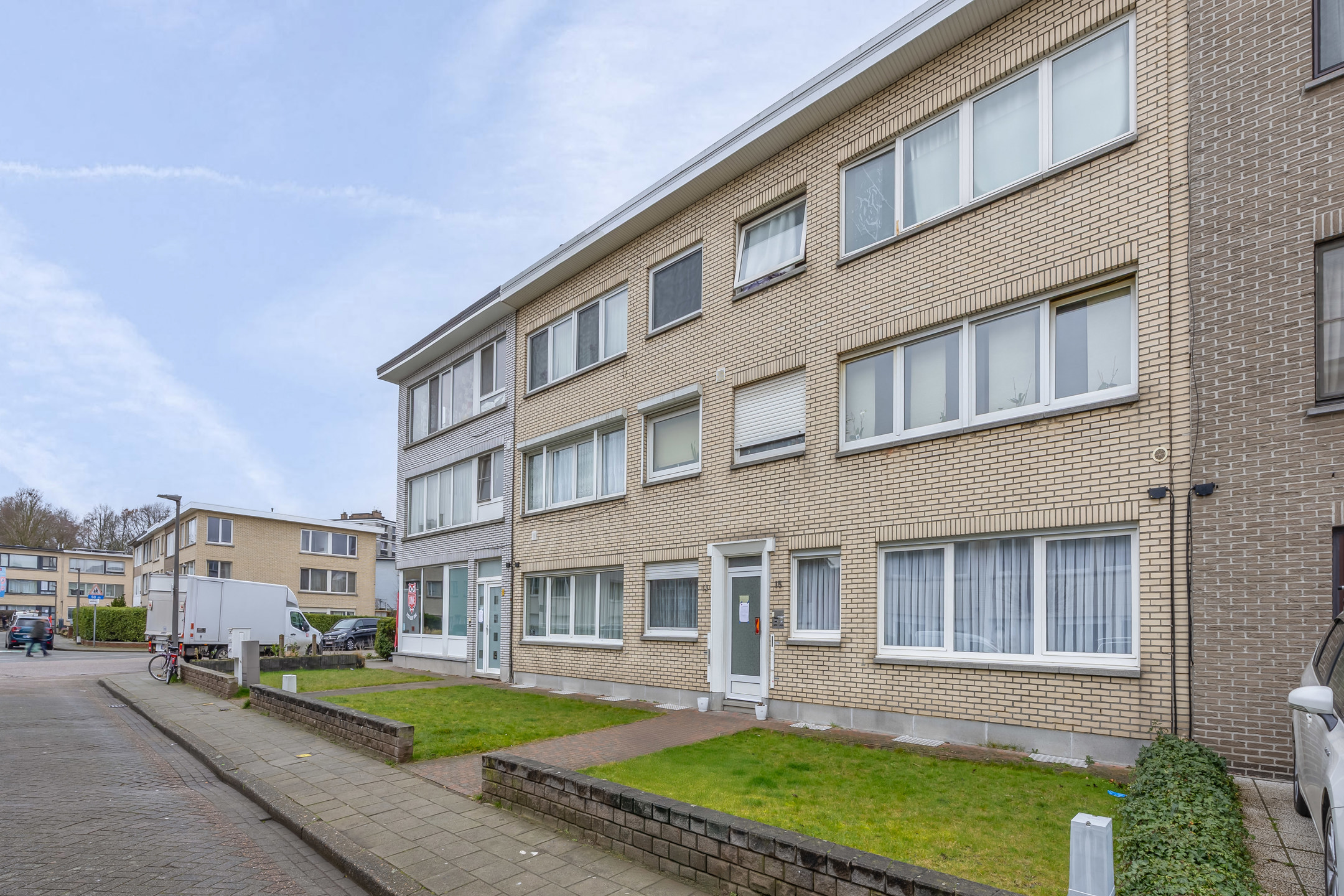 Zeer mooi gelijkvloers appartement met 2 slpk, tuin en grote garage