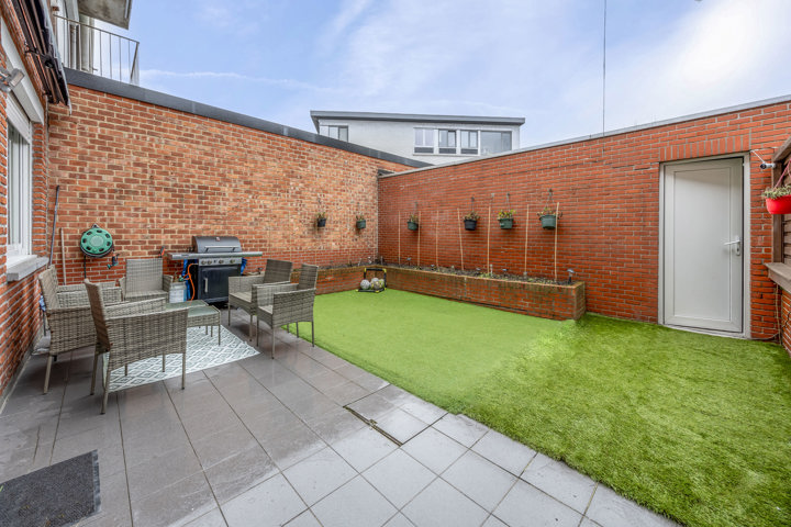 Zeer mooi gelijkvloers appartement met 2 slpk, tuin en grote garage