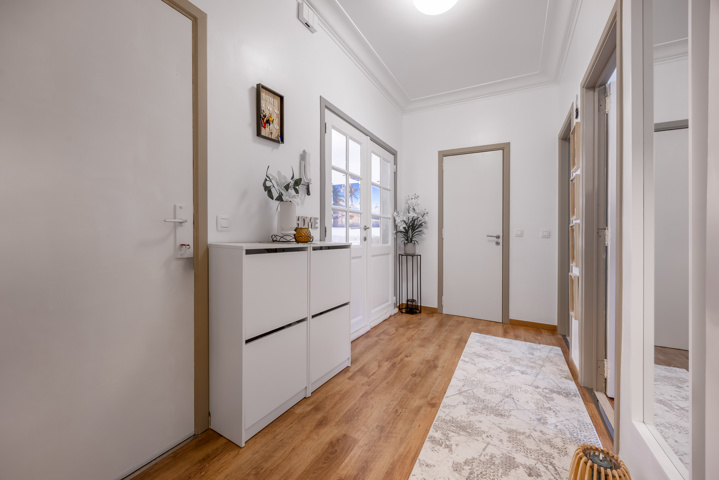 Zeer mooi gelijkvloers appartement met 2 slpk, tuin en grote garage