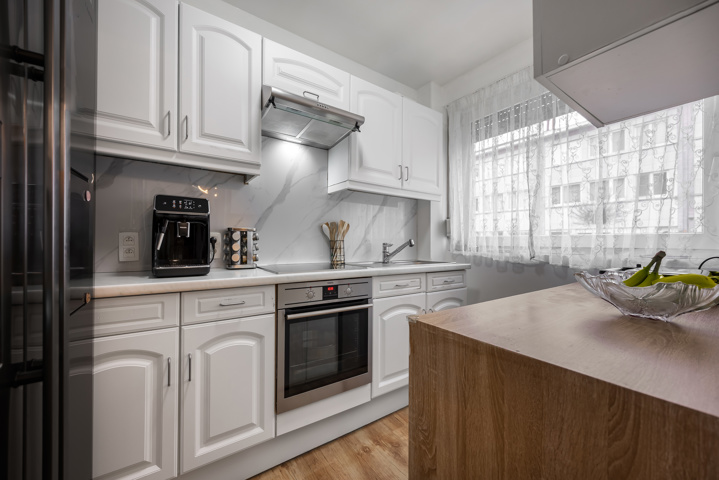 Zeer mooi gelijkvloers appartement met 2 slpk, tuin en grote garage
