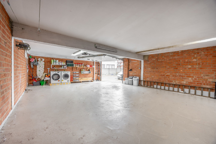 Zeer mooi gelijkvloers appartement met 2 slpk, tuin en grote garage