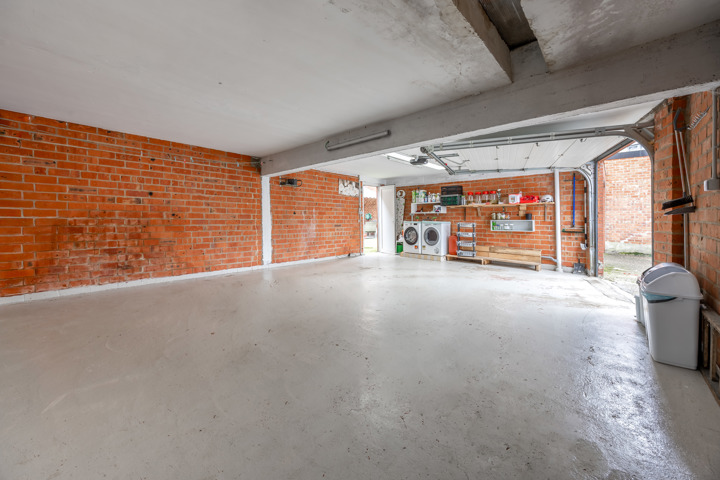 Zeer mooi gelijkvloers appartement met 2 slpk, tuin en grote garage