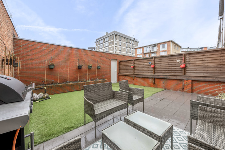 Zeer mooi gelijkvloers appartement met 2 slpk, tuin en grote garage
