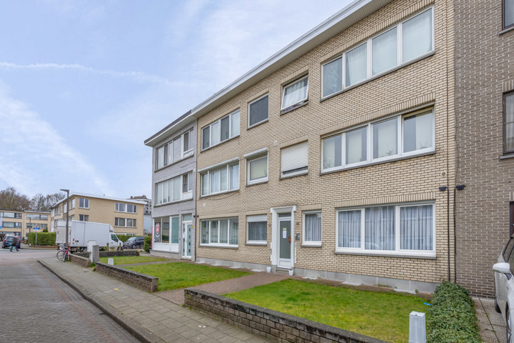 Zeer mooi gelijkvloers appartement met 2 slpk, tuin en grote garage