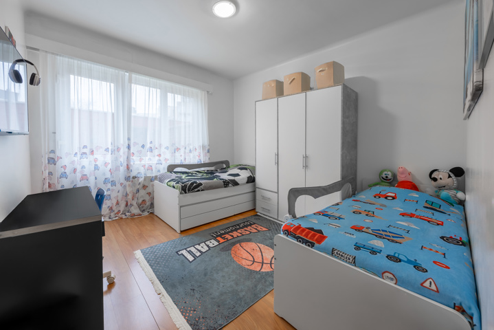 Zeer mooi gelijkvloers appartement met 2 slpk, tuin en grote garage