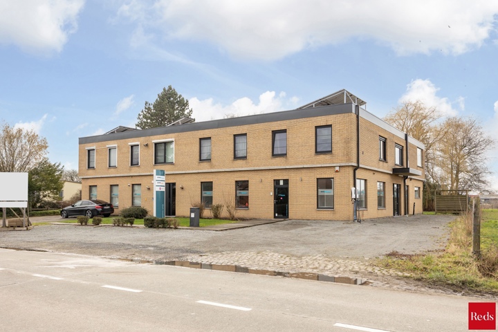 Woning met ruime kantoor- of praktijkruimte