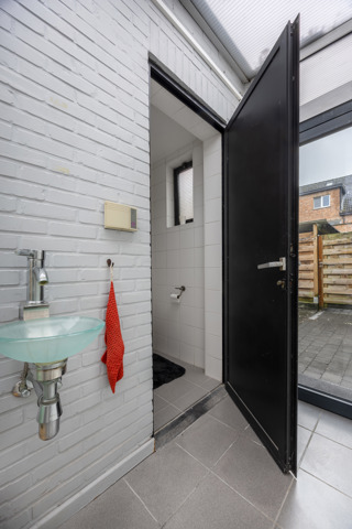 Handelsgelijkvloers met veel potentieel in Sint-Antonius