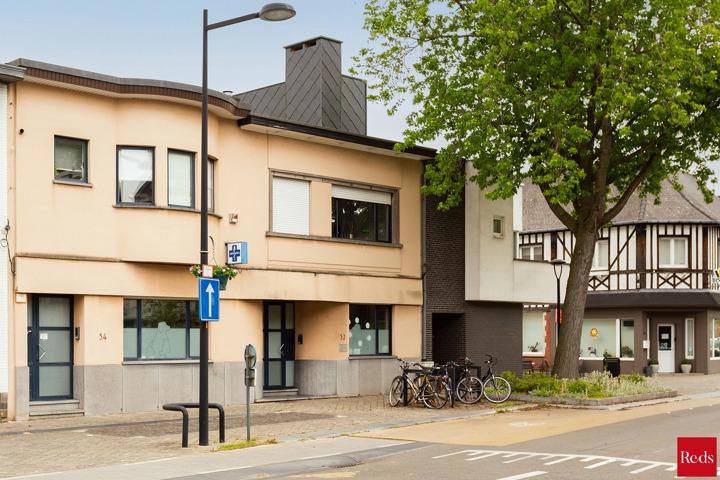 Ruim handelsgelijkvloers op toplocatie te Hove centrum