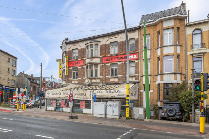 Handelspand +te renoveren appartement op centrale ligging 