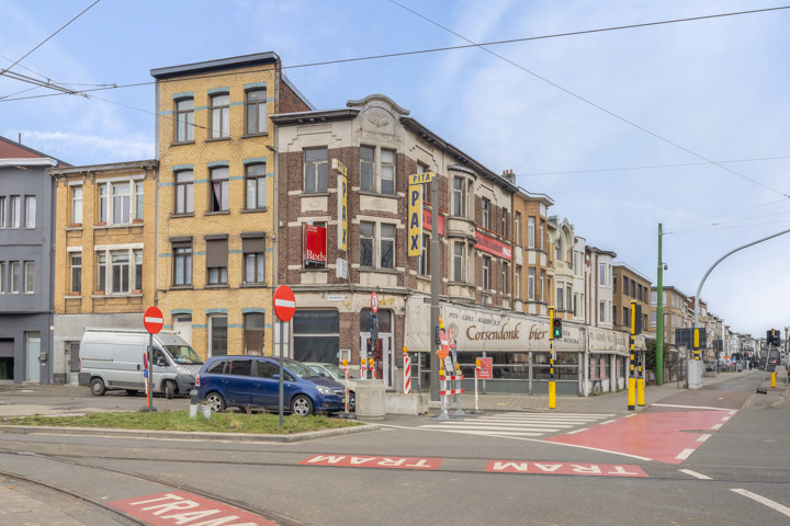 Handelspand +te renoveren appartement op centrale ligging 