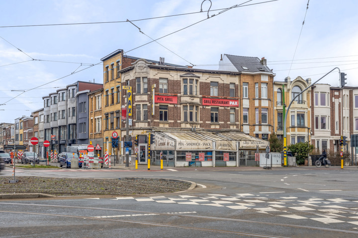 Handelspand +te renoveren appartement op centrale ligging 
