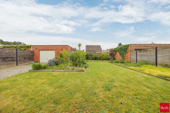 Open bebouwing met tuin en garage