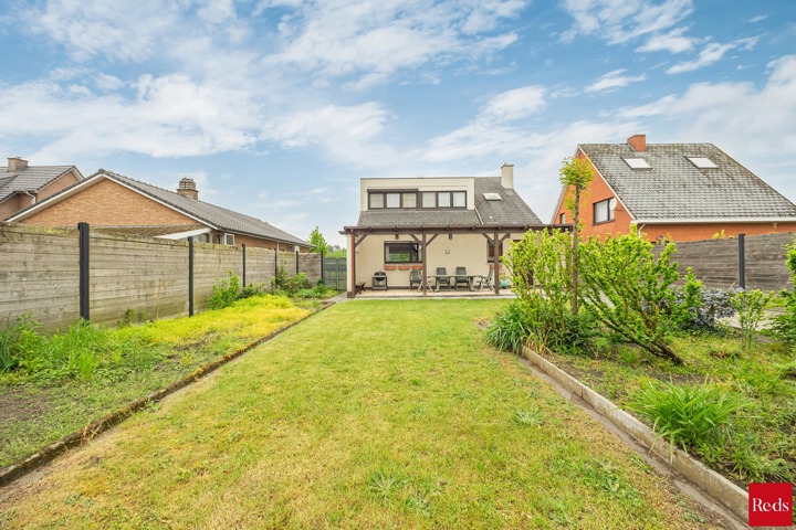 Open bebouwing met tuin en garage