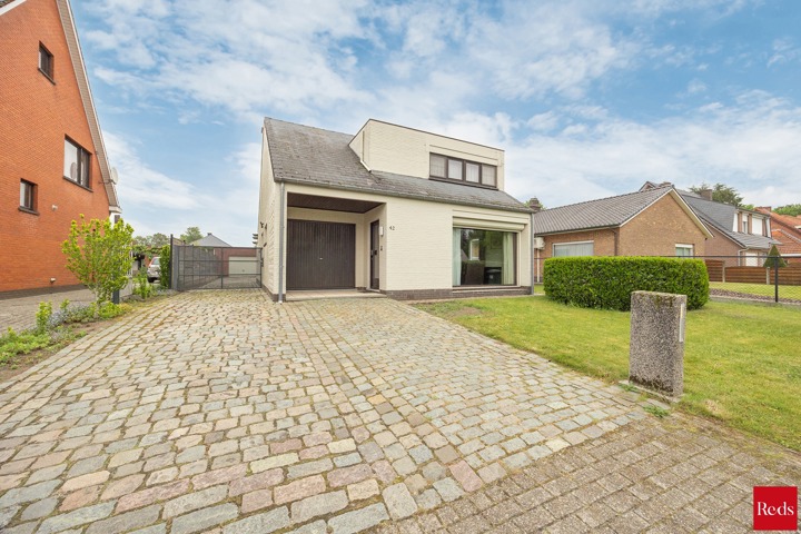 Open bebouwing met tuin en garage