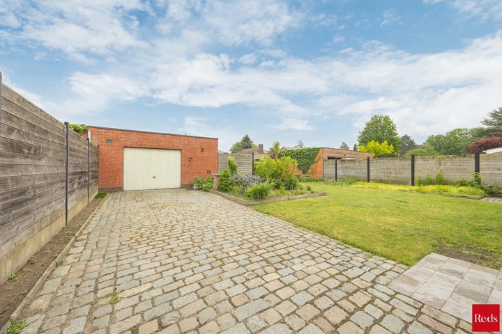 Open bebouwing met tuin en garage