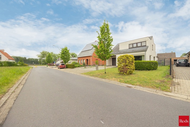 Open bebouwing met tuin en garage