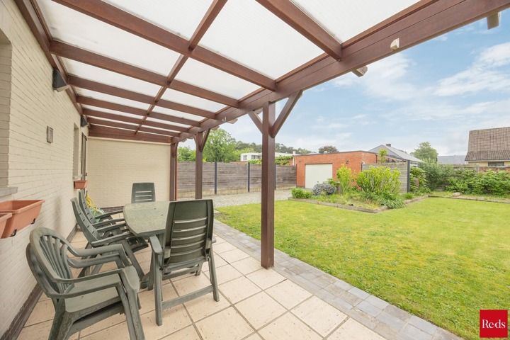 Open bebouwing met tuin en garage
