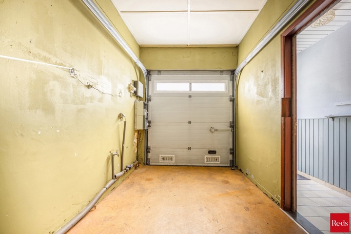 te renoveren woning met 3 ruime slaapkamers , garage en tuin