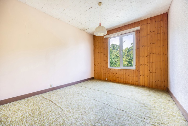 te renoveren woning met 3 ruime slaapkamers , garage en tuin