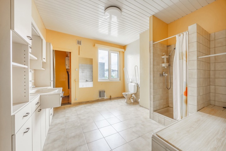 te renoveren woning met 3 ruime slaapkamers , garage en tuin