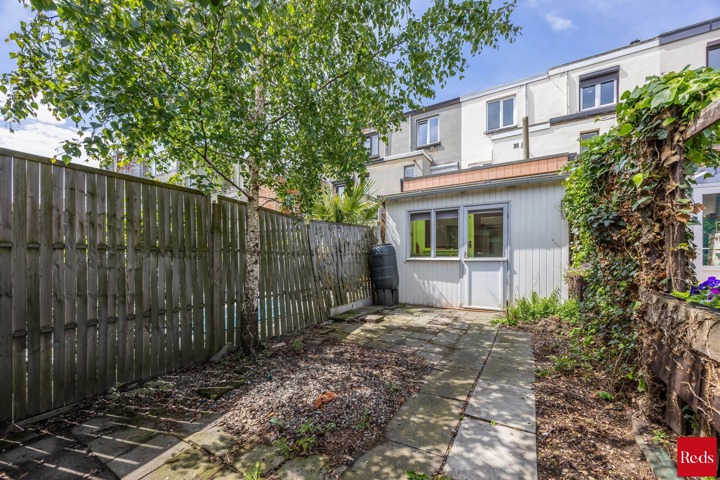 te renoveren woning met 3 ruime slaapkamers , garage en tuin
