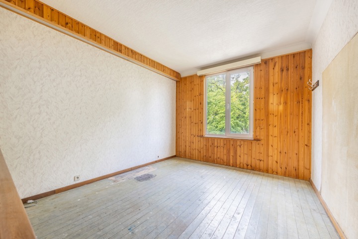 te renoveren woning met 3 ruime slaapkamers , garage en tuin