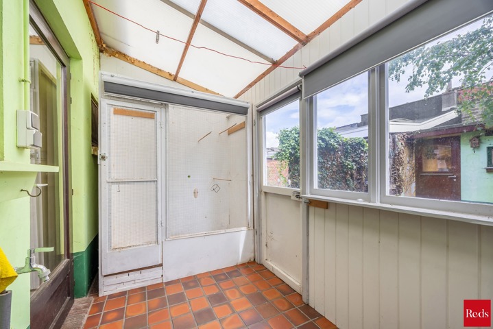te renoveren woning met 3 ruime slaapkamers , garage en tuin