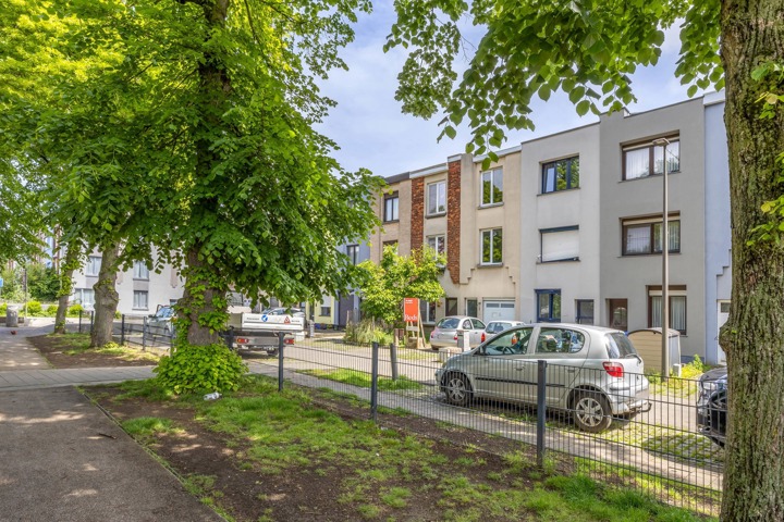 te renoveren woning met 3 ruime slaapkamers , garage en tuin