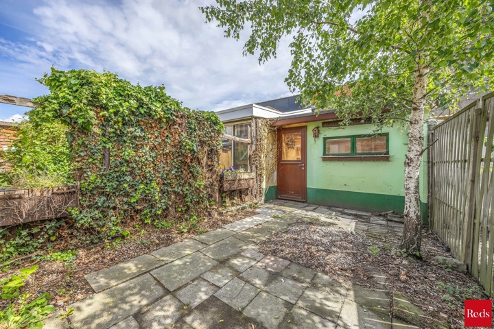 te renoveren woning met 3 ruime slaapkamers , garage en tuin