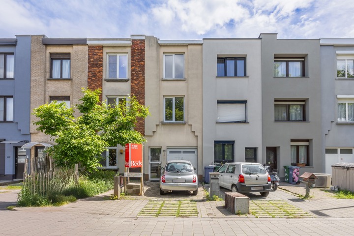 te renoveren woning met 3 ruime slaapkamers , garage en tuin
