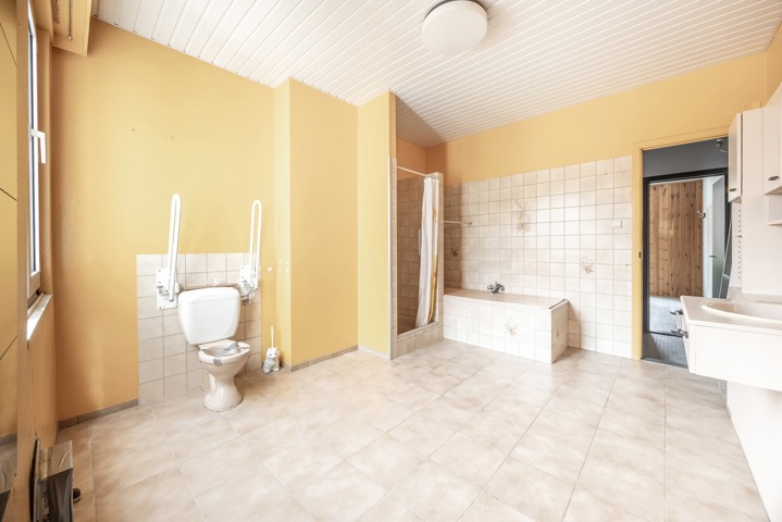 te renoveren woning met 3 ruime slaapkamers , garage en tuin