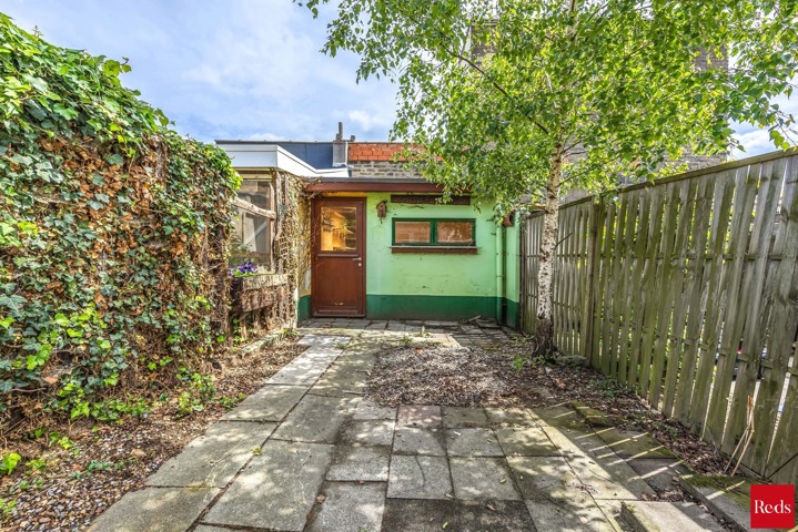 te renoveren woning met 3 ruime slaapkamers , garage en tuin