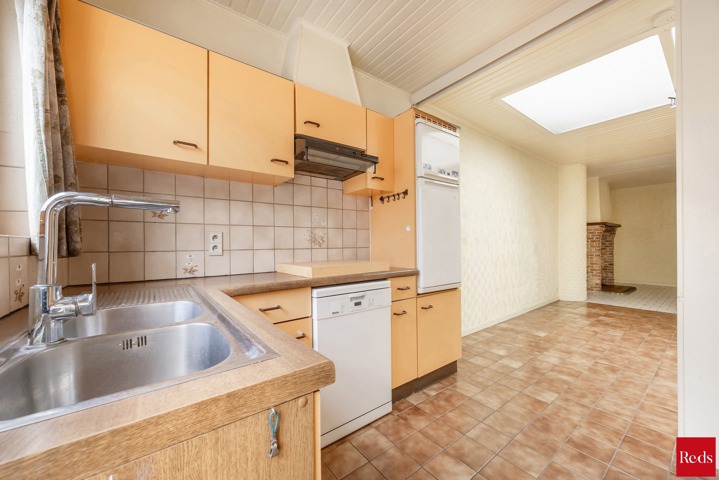 te renoveren woning met 3 ruime slaapkamers , garage en tuin
