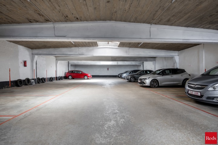 goed gelegen en afgesloten magazijn of autostaanplaatsen (480m²)